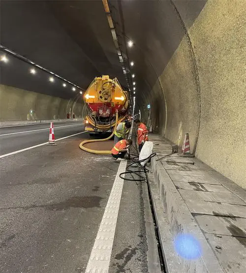 大安镇隧道排水渠清淤